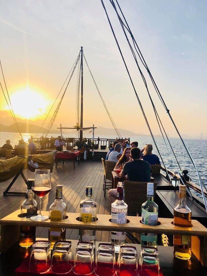 SUNSET COCKTAIL AND DINNER CRUISES IN NHA TRANG